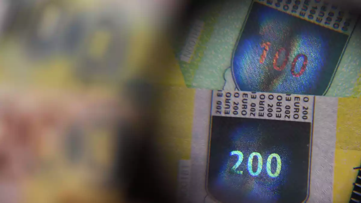 Immer mehr neue Sicherheitsmerkmale sollen die Fälschung von Banknoten noch schwerer machen. (Archivbild) - Bild: Arne Dedert/dpa