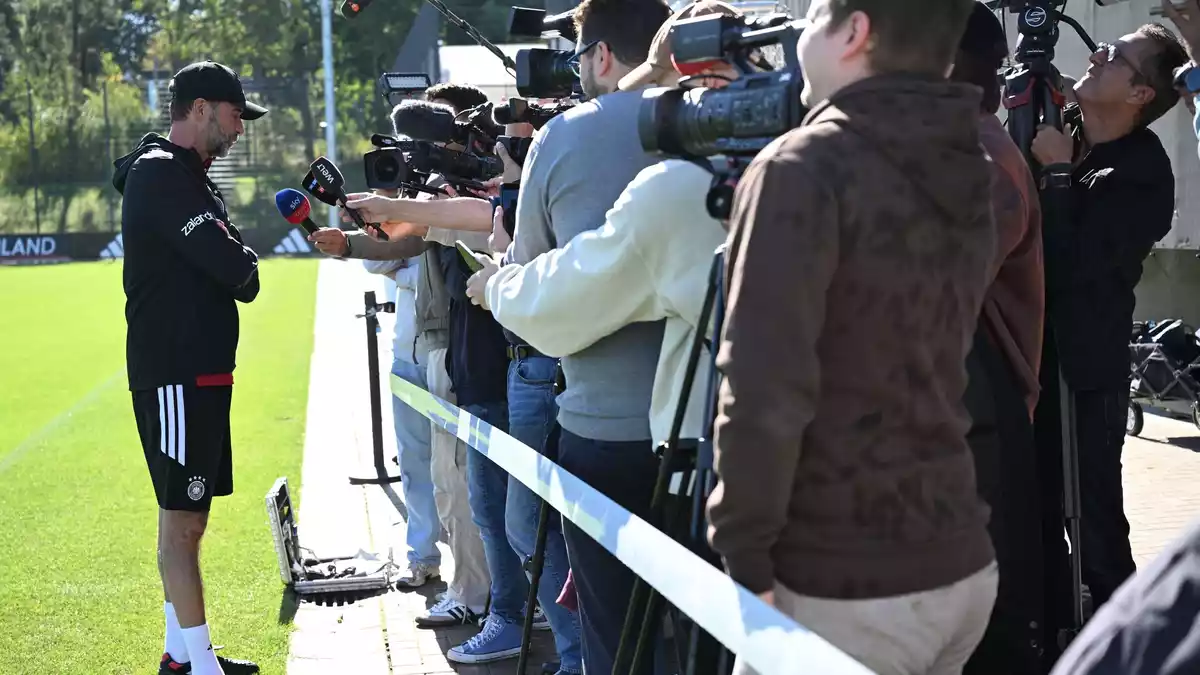 Jürgen Klopp spricht beim DFB-Training.  - Bild: Federico Gambarini/dpa