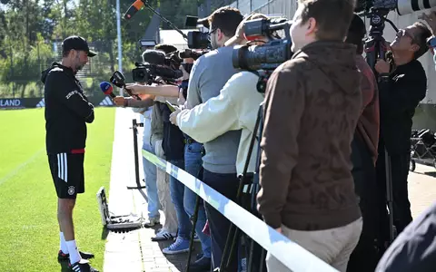 Jürgen Klopp spricht beim DFB-Training.  - Foto: Federico Gambarini/dpa