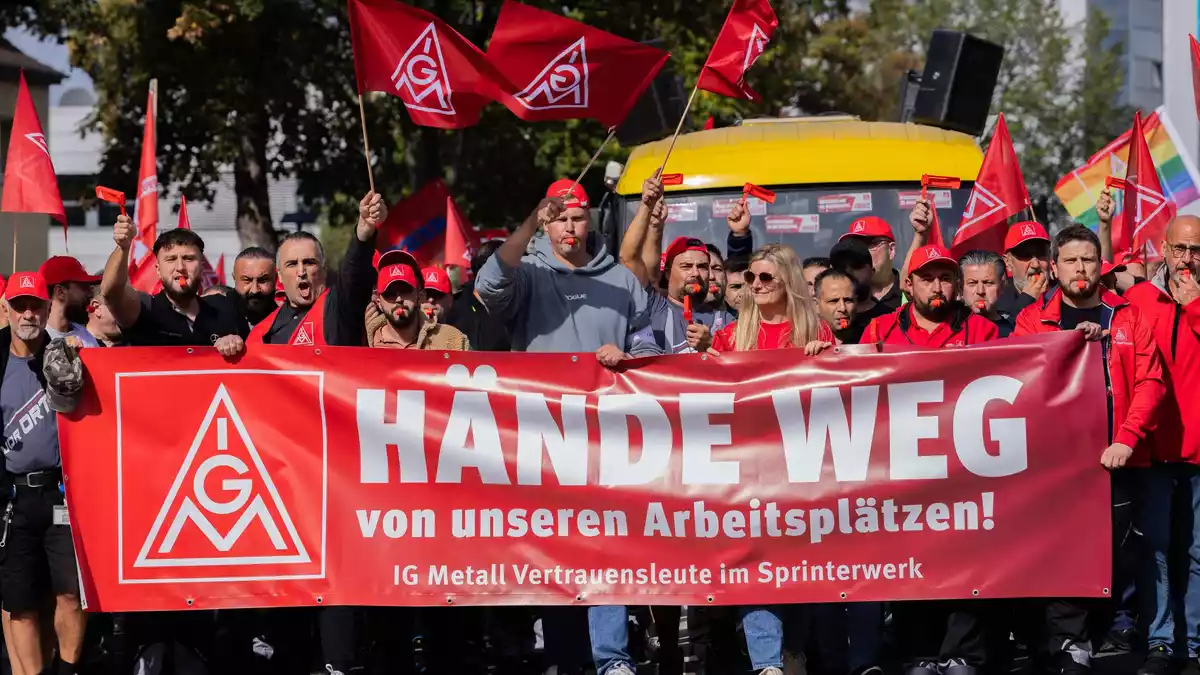 Bei einem bundesweiten Aktionstag hatte die IG Metall rund 175.000 Beschäftigte der Automobilindustrie mobilisiert. (Archivbild) - Bild: Rolf Vennenbernd/dpa