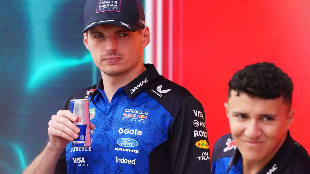 Max Verstappen (l) und Isack Hadjar fahren auch 2027 zusammen. (Archivbild) - Bild: Rebecca Blackwell/AP/dpa