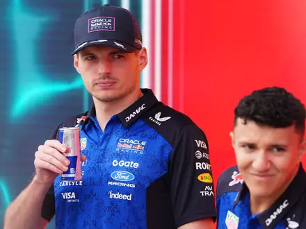 Max Verstappen (l) und Isack Hadjar fahren auch 2027 zusammen. (Archivbild) - Foto: Rebecca Blackwell/AP/dpa