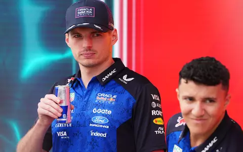 Max Verstappen (l) und Isack Hadjar fahren auch 2027 zusammen. (Archivbild) - Foto: Rebecca Blackwell/AP/dpa