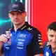 Max Verstappen (l) und Isack Hadjar fahren auch 2027 zusammen. (Archivbild) - Bild: Rebecca Blackwell/AP/dpa