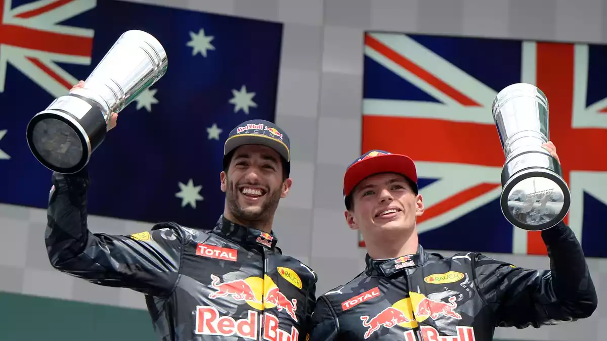 Daniel Ricciardo (l) war Max Verstappens erster Red-Bull-Teamkollege. (Archivbild) - Bild: picture alliance / dpa