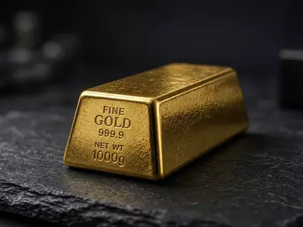 Ein einzelner Goldbarren auf einer dunklen Schieferplatte bei stimmungsvoller Beleuchtung. - Foto: über boerse-global.de