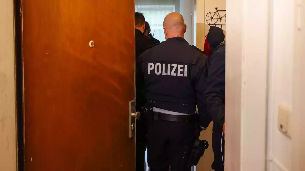 Sozialleistungsmissbrauch findet immer wieder in sogenannten Schrottimmobilien statt - hier eine Razzia in Hagen im September 2025. (Archivfoto) - Bild: Christoph Reichwein/dpa