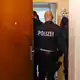 Sozialleistungsmissbrauch findet immer wieder in sogenannten Schrottimmobilien statt - hier eine Razzia in Hagen im September 2025. (Archivfoto) - Bild: Christoph Reichwein/dpa