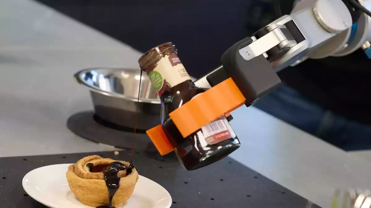Kochende Roboter werden an einigen Stellen bereits eingesetzt. (Symbolbild) - Bild: Katharina Kausche/dpa