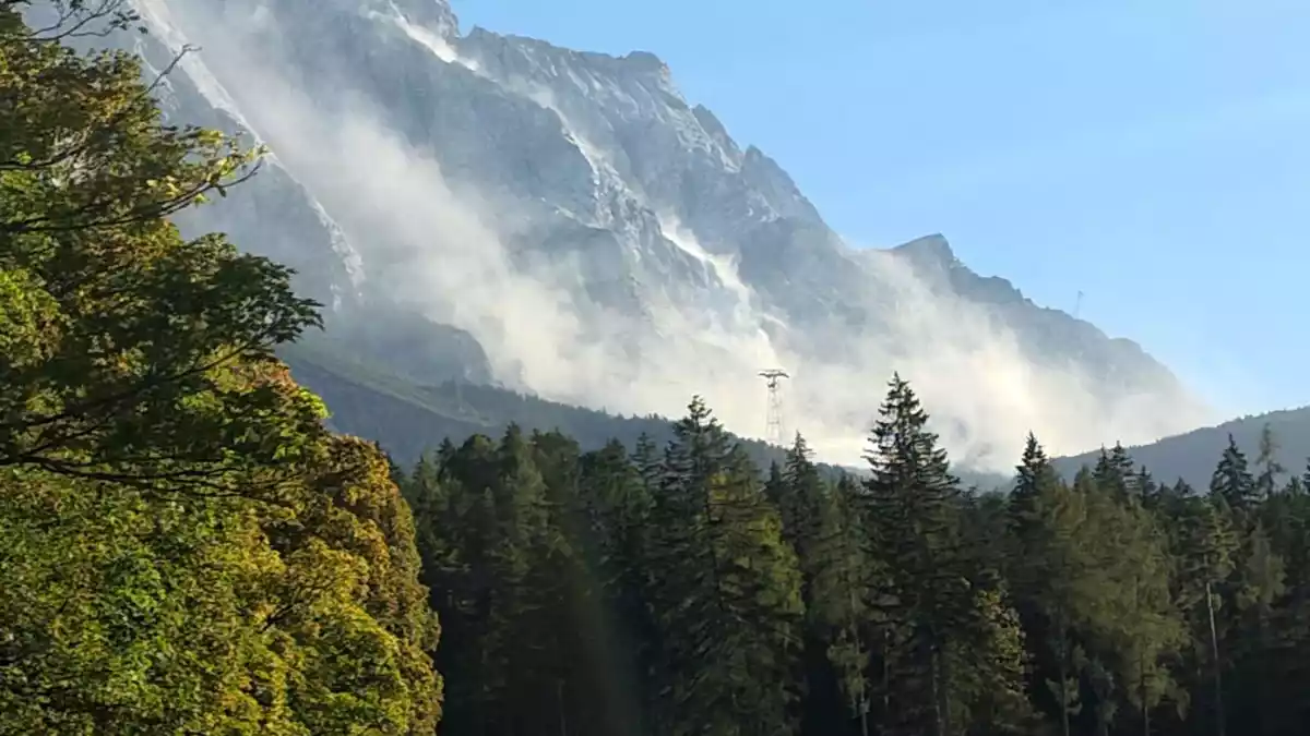 Das Gestein auf der Zugspitze wird vom Permafrost zusammengehalten. Taut dieser auf, fehlt der «Kleber». - Bild: Dominik Bartl/dpa