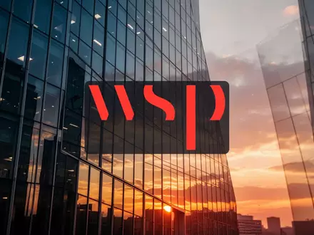 Moderne Glasfassade eines Bürogebäudes bei Sonnenuntergang als Symbol für die Ingenieurs- und Beratungsbranche - Foto: über boerse-global.de