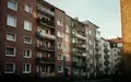 Fassade eines Wohngebäudes einer Baugenossenschaft in einem deutschen Stadtviertel bei Tageslicht. - Foto: über boerse-global.de
