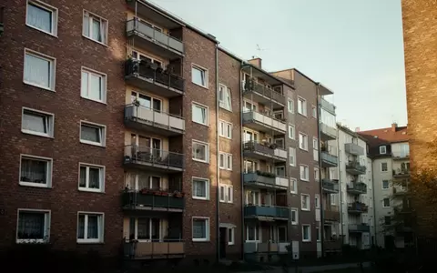 Fassade eines Wohngebäudes einer Baugenossenschaft in einem deutschen Stadtviertel bei Tageslicht. - Foto: über boerse-global.de