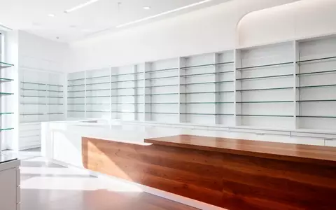Ein minimalistischer, heller Apothekentresen aus Holz in einer sachlichen, aufgeräumten Umgebung ohne Personen. - Foto: über boerse-global.de