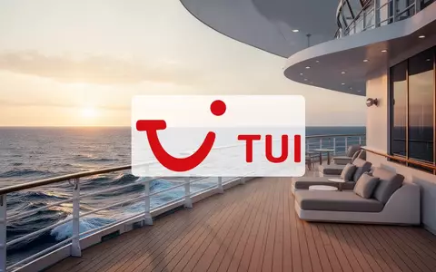 Ein modernes Kreuzfahrtschiff bei Sonnenuntergang auf ruhigem Meer, das eine gelassene Marktstimmung im Reisesektor symbolisiert. - Foto: über boerse-global.de