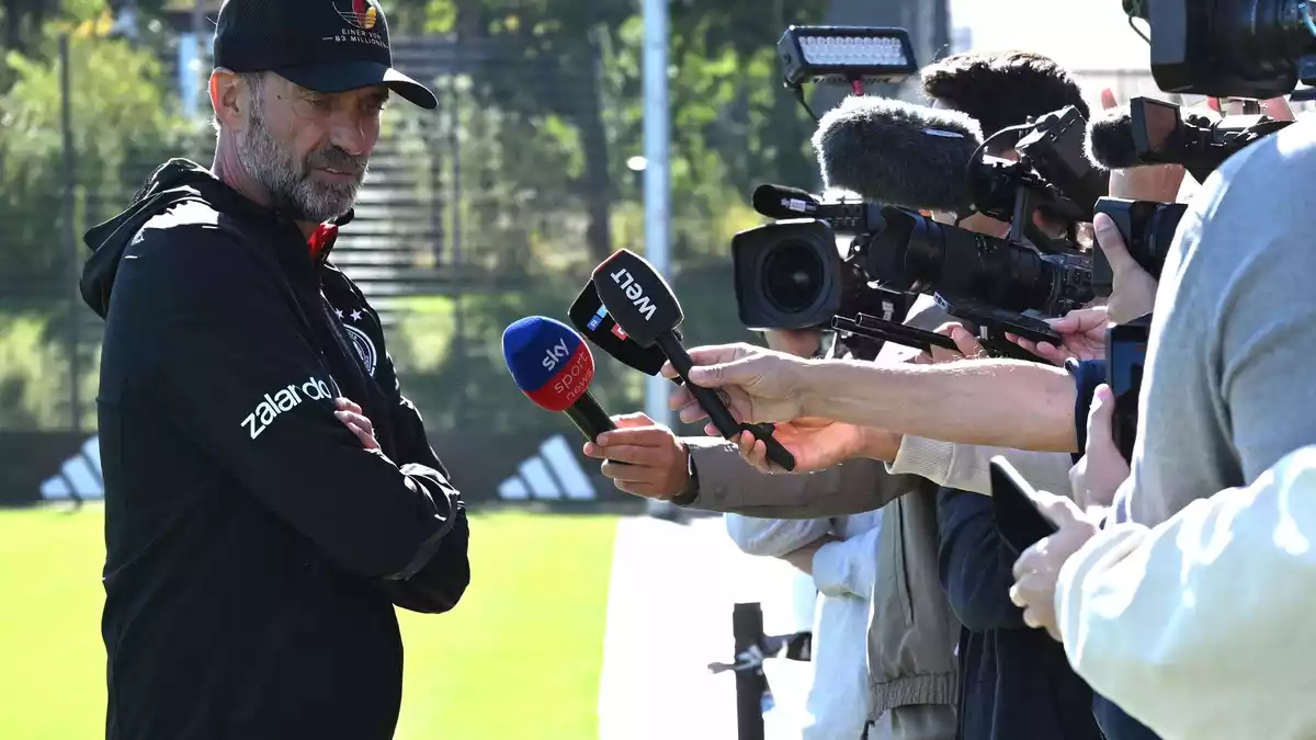 Jürgen Klopp stellt sich beim Abschlusstraining spontan für Reporterfragen.  - Bild: Federico Gambarini/dpa