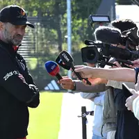 Jürgen Klopp stellt sich beim Abschlusstraining spontan für Reporterfragen.  - Foto: Federico Gambarini/dpa