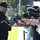 Jürgen Klopp stellt sich beim Abschlusstraining spontan für Reporterfragen.  - Bild: Federico Gambarini/dpa