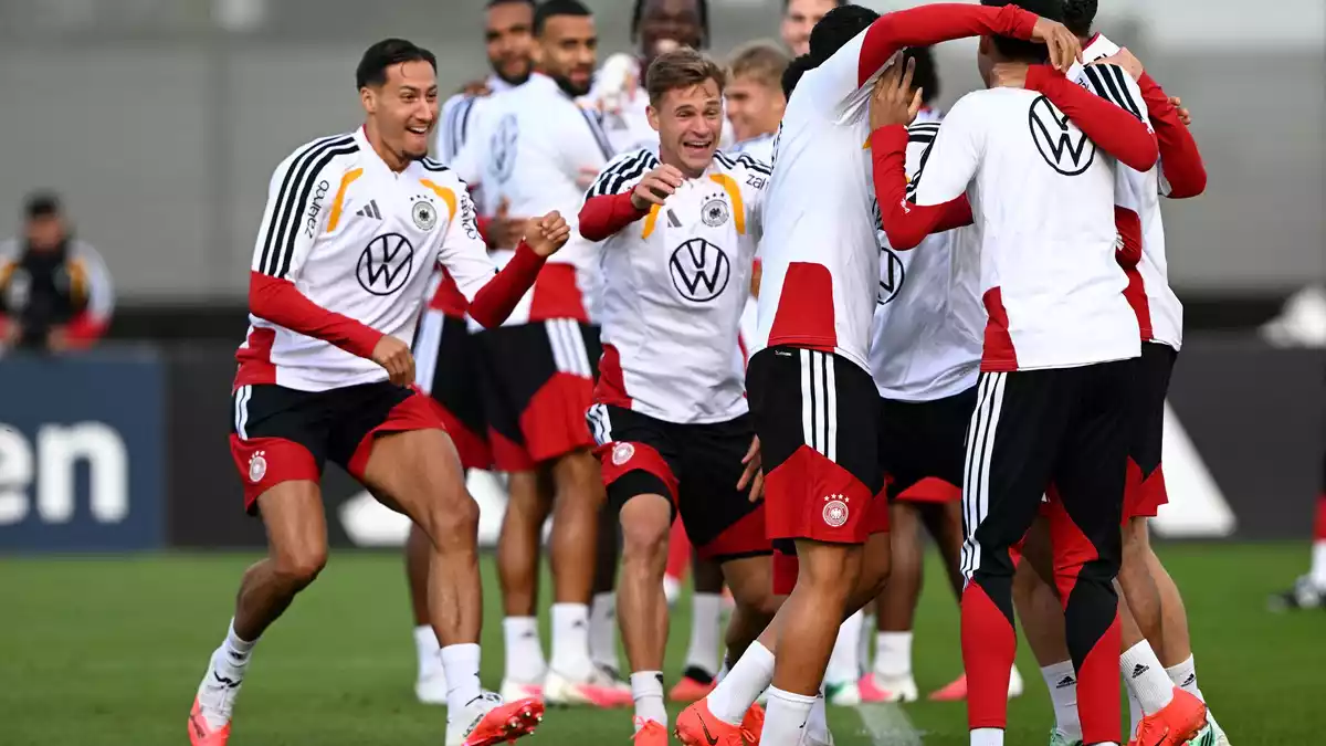 «Spaß unter Druck», den sollen Deutschlands Fußballer ausstrahlen. - Bild: Federico Gambarini/dpa