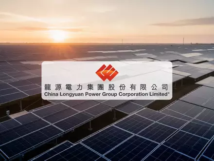 Moderne Solaranlage bei Sonnenaufgang als Symbol für das Wachstum der erneuerbaren Energien. - Foto: über boerse-global.de