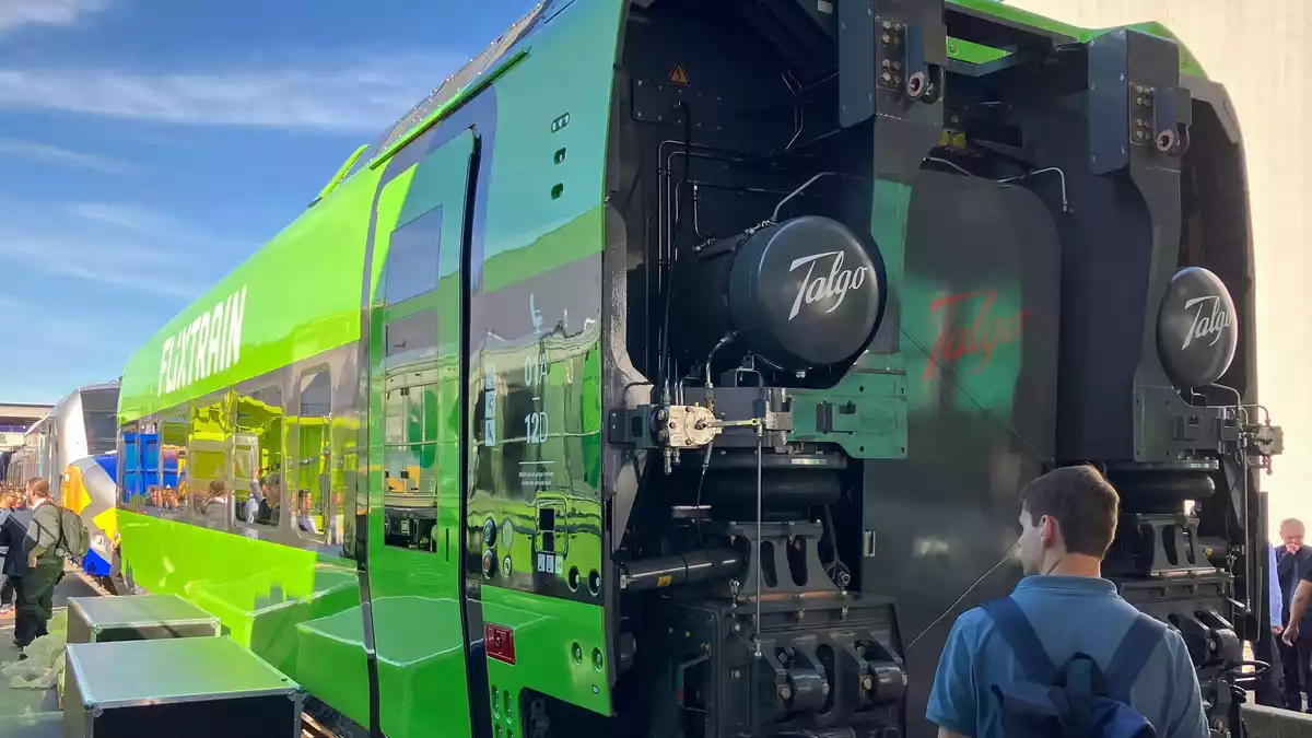 Flix stellt auf der Innotrans einen ersten fertigen Waggon des Herstellers Talgo für die neuen Züge vor, die ab 2028 kommen sollen.  - Bild: Matthias Arnold/dpa