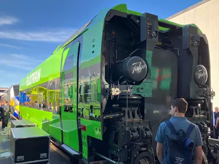 Flix stellt auf der Innotrans einen ersten fertigen Waggon des Herstellers Talgo für die neuen Züge vor, die ab 2028 kommen sollen. - Foto: Matthias Arnold/dpa
