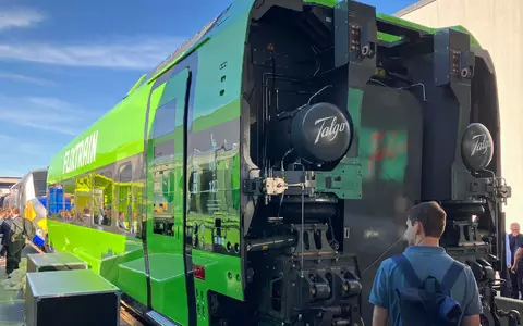 Flix stellt auf der Innotrans einen ersten fertigen Waggon des Herstellers Talgo für die neuen Züge vor, die ab 2028 kommen sollen.  - Foto: Matthias Arnold/dpa