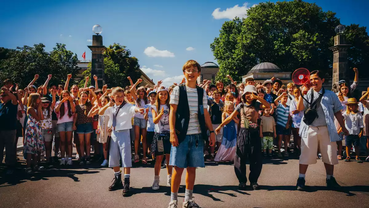 Nicholas Jonah Peter (Mitte) als Emil und seine vielen neuen Freunde in einer Szene des Films «Emil und die Detektive» (Kinostart 24.09.2026). - Bild: -/Warner Bros./dpa