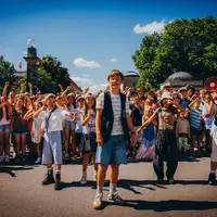 Nicholas Jonah Peter (Mitte) als Emil und seine vielen neuen Freunde in einer Szene des Films «Emil und die Detektive» (Kinostart 24.09.2026). - Foto: -/Warner Bros./dpa