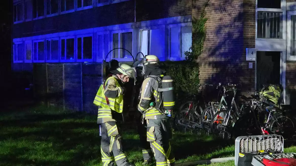 FW Bocholt: Brand in Kellerraum eines Mehrfamilienhauses - fünf Personen ins Krankenhaus gebracht - Bild: presseportal.de