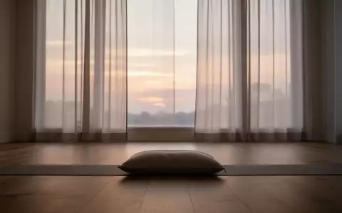 Ein minimalistischer, ruhiger Raum bei Tagesanbruch mit weichem, diffusem Licht und einem einzelnen Meditationskissen am Boden. - Foto: über boerse-global.de