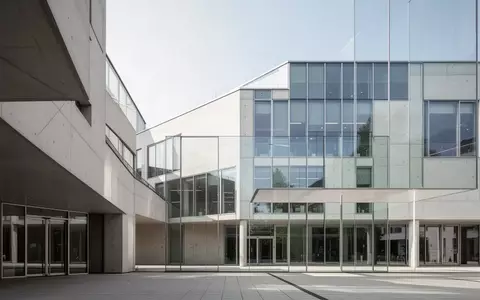 Moderne Architektur eines öffentlichen Gebäudes in Stuttgart mit klaren Linien und Glasfront bei natürlichem Tageslicht. - Foto: über boerse-global.de