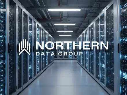 Modernes Rechenzentrum mit leuchtenden Serverschränken als Symbol für digitale Infrastruktur und Kapitalinvestitionen. - Foto: über boerse-global.de