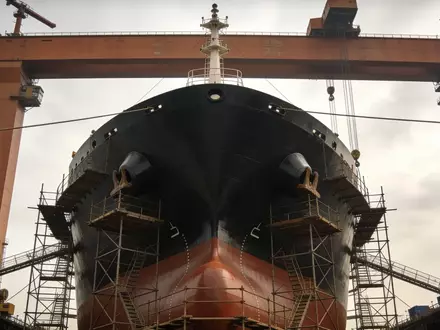 Ein großer Massengutfrachter in einem Trockendock während Wartungsarbeiten bei natürlichem Tageslicht. - Foto: über boerse-global.de