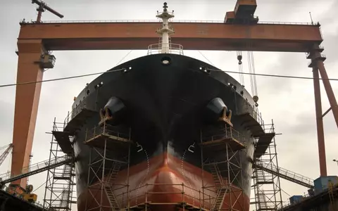 Ein großer Massengutfrachter in einem Trockendock während Wartungsarbeiten bei natürlichem Tageslicht. - Foto: über boerse-global.de