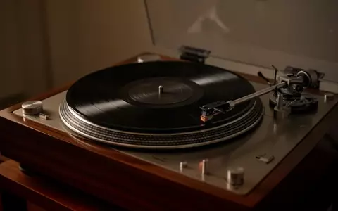 Ein hochwertiger Plattenspieler mit einer rotierenden Vinylschallplatte in einem ruhig beleuchteten Raum. - Foto: über boerse-global.de