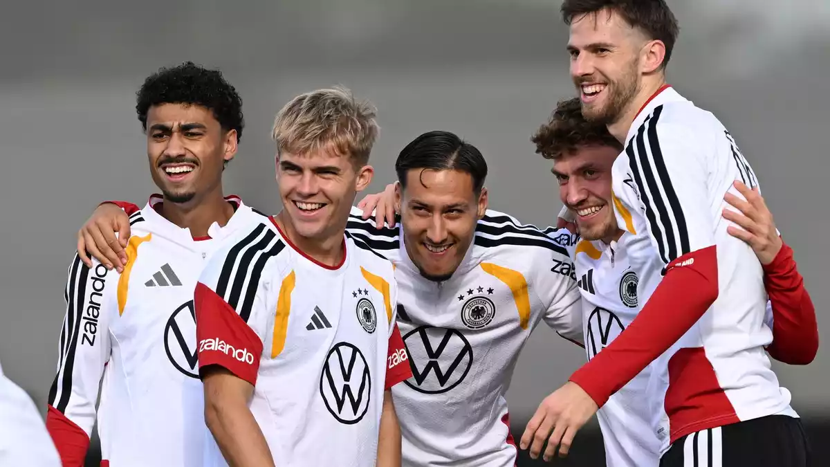 Viele neue Gesichter um Hennes Behrens, Younes Ebnoutalib und Phillip Treu.   - Bild: Federico Gambarini/dpa