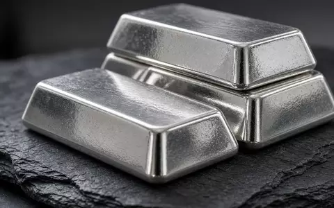 Gestapelte Silberbarren auf einer dunklen Schieferplatte mit weichem, natürlichem Licht. - Foto: über boerse-global.de