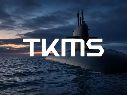 Modernes U-Boot in ruhigem, tiefblauem Wasser bei Dämmerung, symbolisiert maritime Verteidigungstechnologie. - Foto: über boerse-global.de