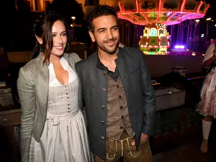 Waren 2022 noch gemeinsam auf dem Oktoberfest unterwegs: Elyas M'Barek und seine Frau Jessica. (Archivbild) - Foto: Felix Hörhager/dpa