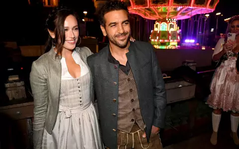 Waren 2022 noch gemeinsam auf dem Oktoberfest unterwegs: Elyas M'Barek und seine Frau Jessica. (Archivbild) - Foto: Felix Hörhager/dpa