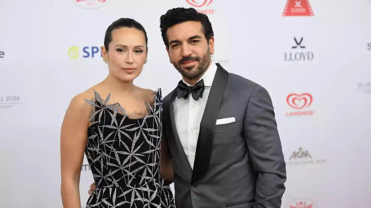 M'Barek und seine Frau Jessica Anfang des Jahres beim Deutschen Filmball. (Archivbild) - Bild: Felix Hörhager/dpa
