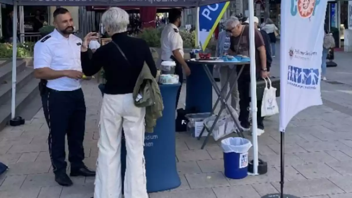 POL-LM: Coffee with a Cop: Bei Kaffee, Quiz und Reaktionstest ins Gespräch kommen - Bild: presseportal.de
