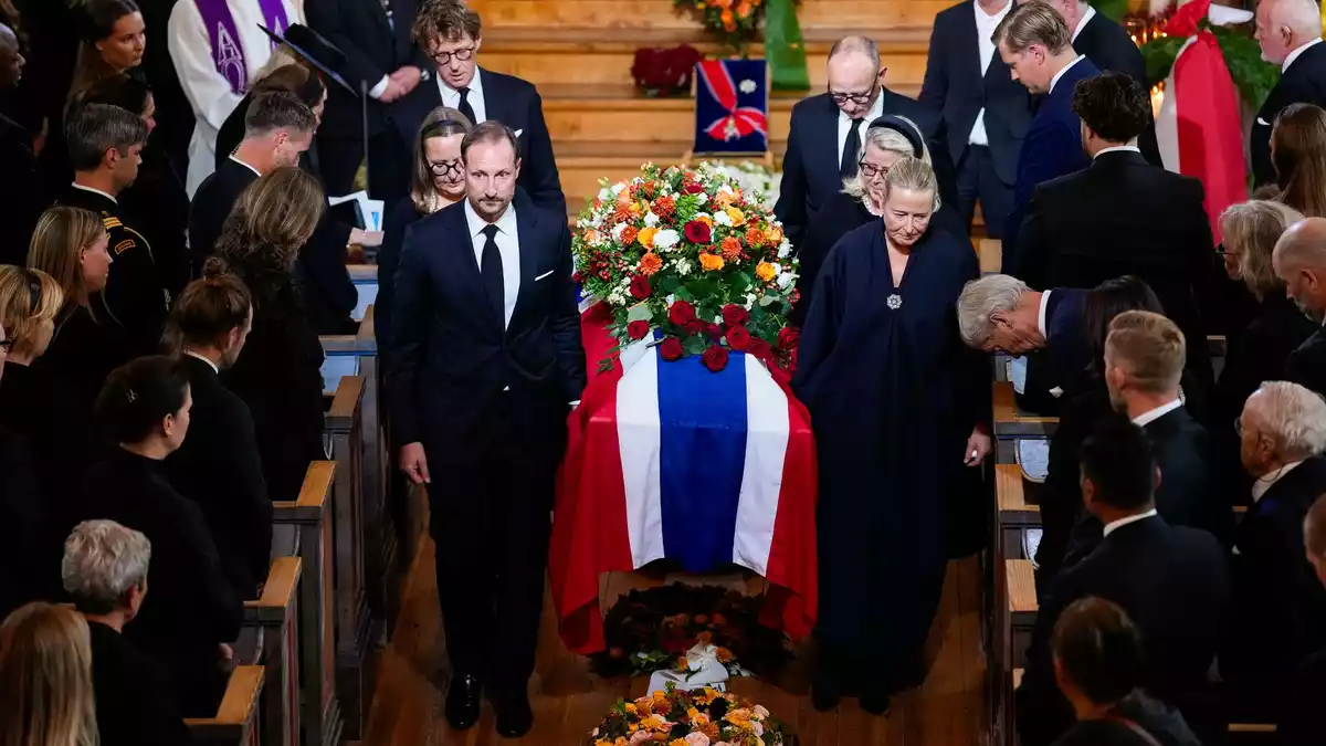 König Haakon VIII. (vorne links) trug den Sarg seiner Tante, Prinzessin Astrid.  - Bild: Ole Berg-Rusten/POOL NTB/AP/dpa