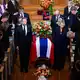 König Haakon VIII. (vorne links) trug den Sarg seiner Tante, Prinzessin Astrid.  - Bild: Ole Berg-Rusten/POOL NTB/AP/dpa