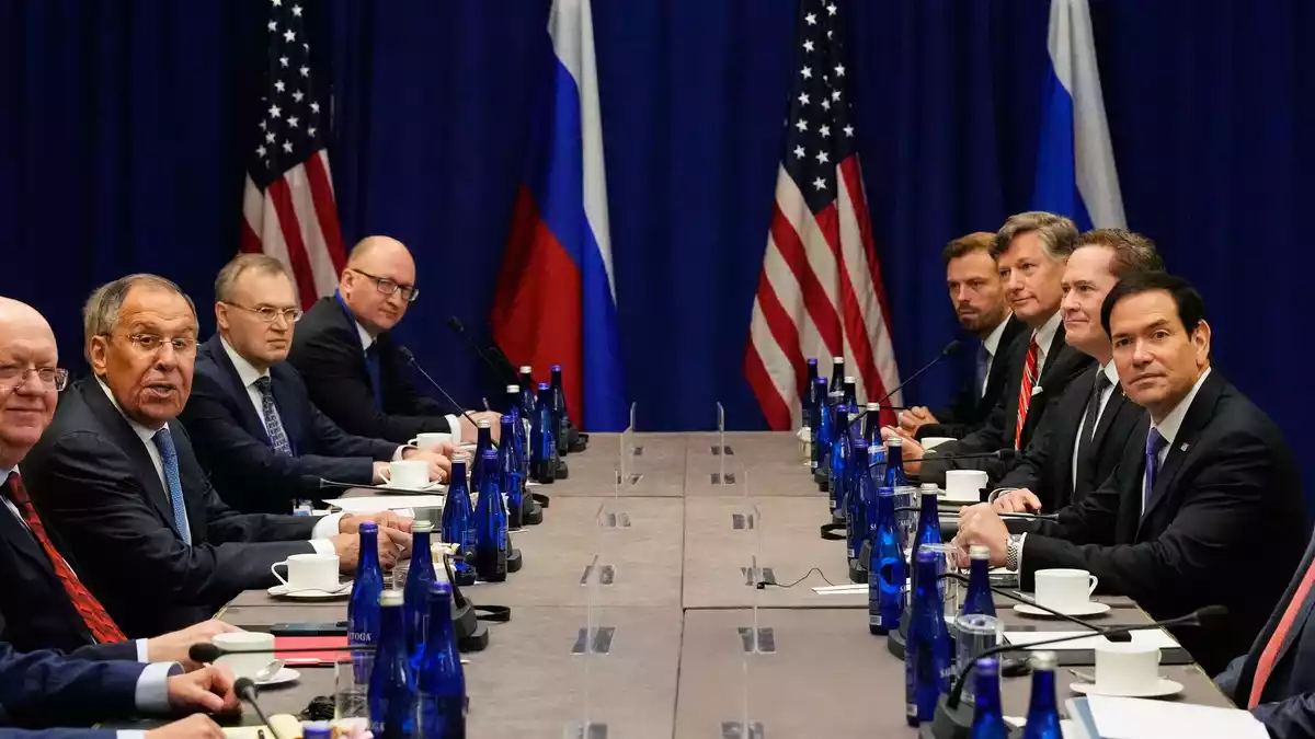Lawrow und Rubio treffen sich am Rande der UN-Generaldebatte in New York.  - Bild: Yuki Iwamura/AP/dpa