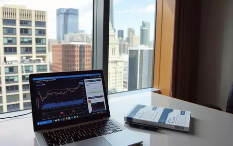 Büro mit Panoramafenster und Laptop, der Markttrends anzeigt - Foto: über boerse-global.de