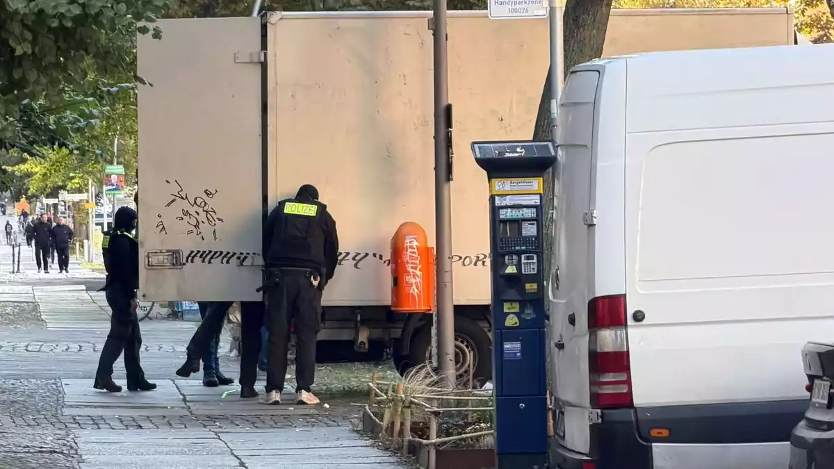 Polizeibeamte durchsuchen einen Lastwagen im Ortsteil Gesundbrunnen.  - Bild: Sven Kaueler/dpa