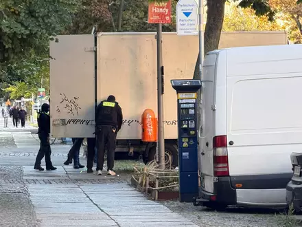 Polizeibeamte durchsuchen einen Lastwagen im Ortsteil Gesundbrunnen.  - Foto: Sven Kaueler/dpa