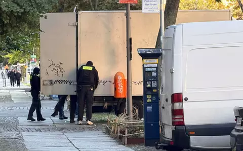 Polizeibeamte durchsuchen einen Lastwagen im Ortsteil Gesundbrunnen.  - Foto: Sven Kaueler/dpa
